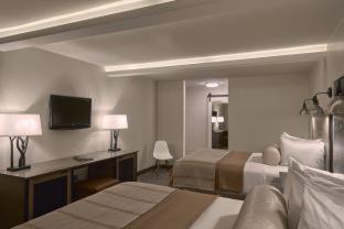 Queen Room Two Queen Beds Pool Side