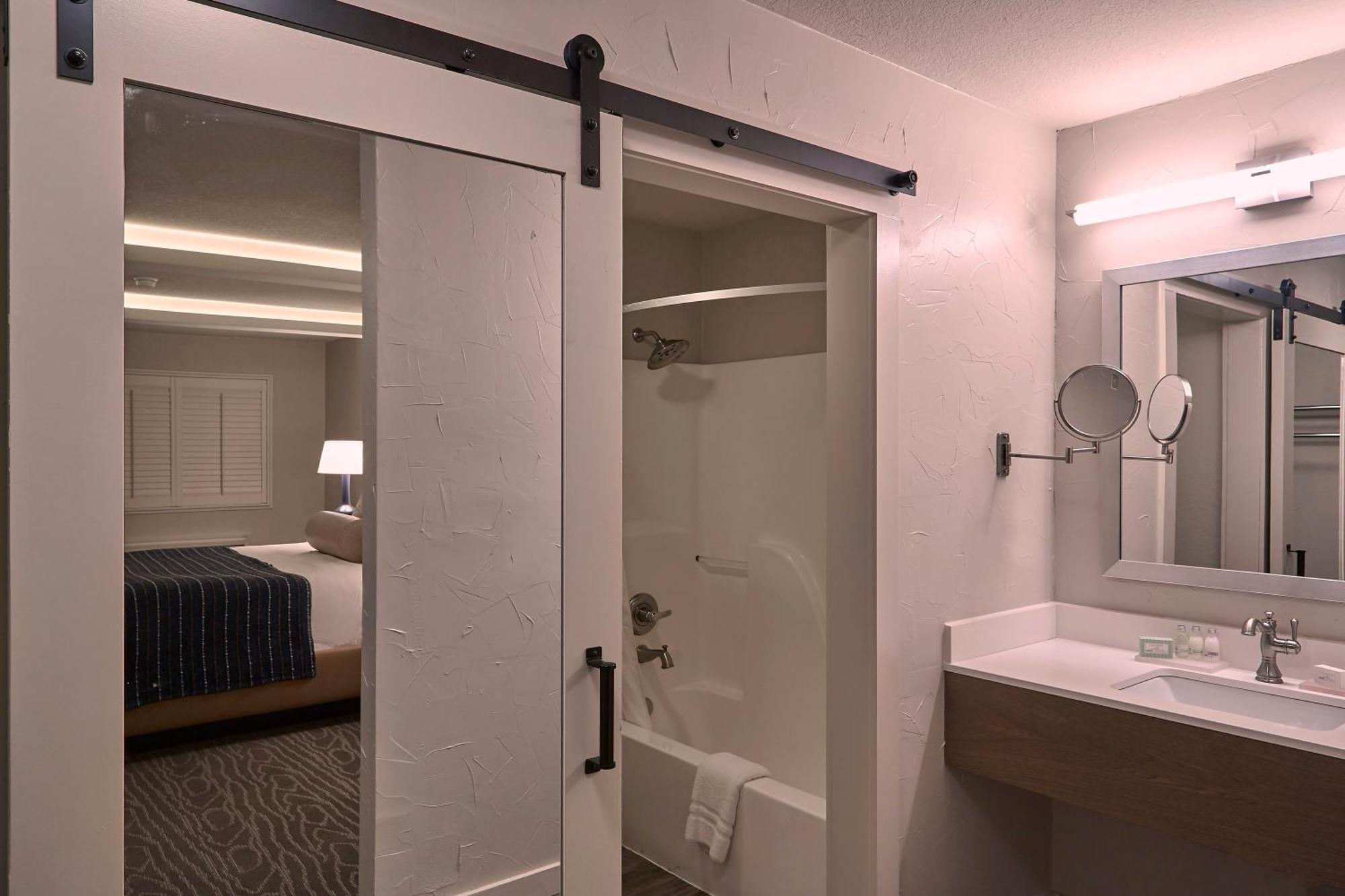Queen Room - Disability Access,1211151409:JPEG