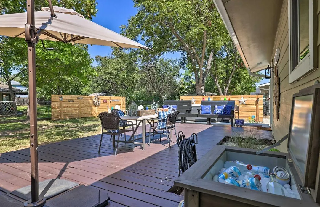 Cozy Retreat W/ Hot Tub & Fire Pit: Close To Main!-1