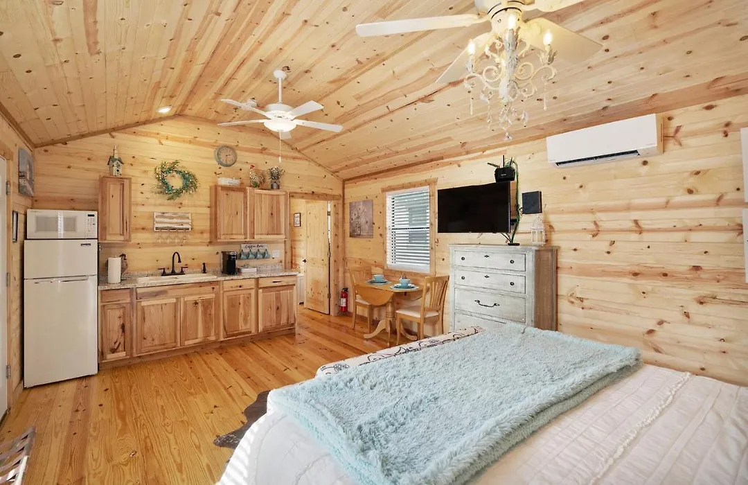 Charming Casita Right On Main St!-1