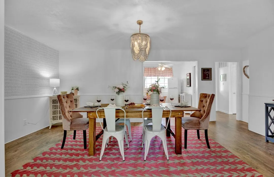 New! Charming Pink Haus 1 Mile To Main St With Firepit!-1