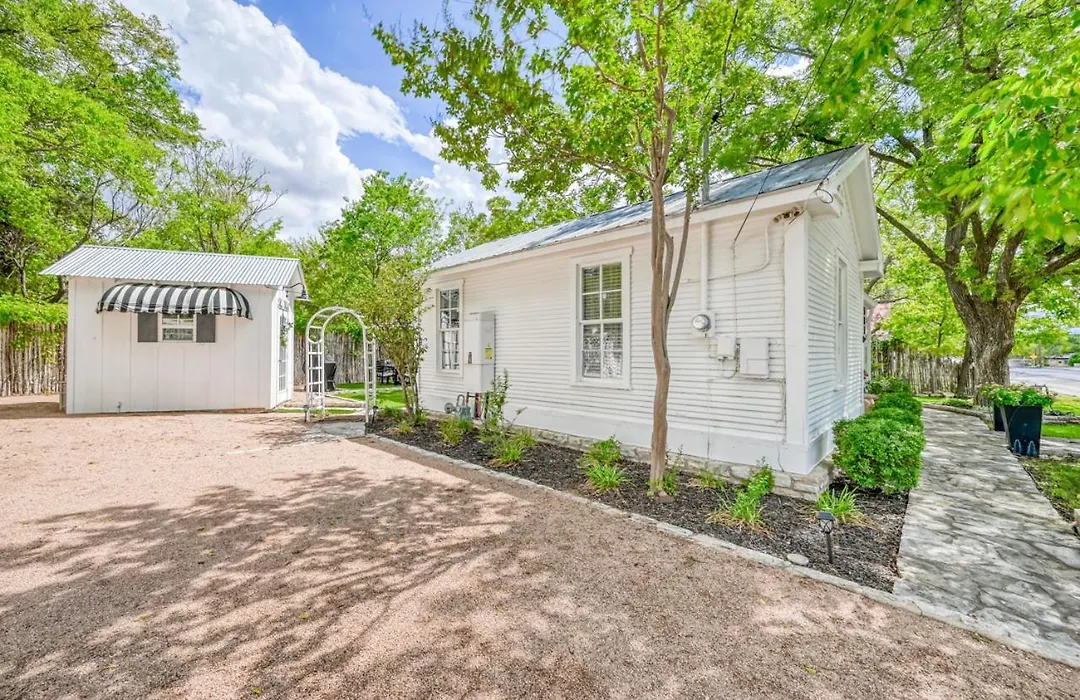 New! Charming Cottage Near Main With Patio And Firepit-1