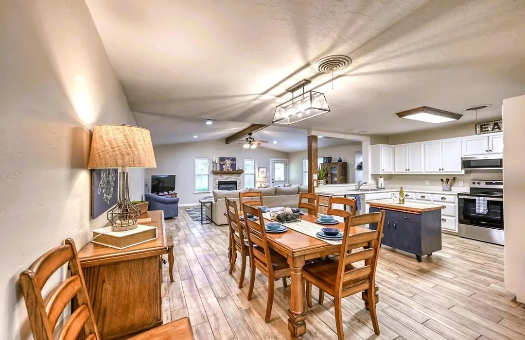Beautiful Home! Hot Tub-Fire Pit-1 Blk To Main!-1