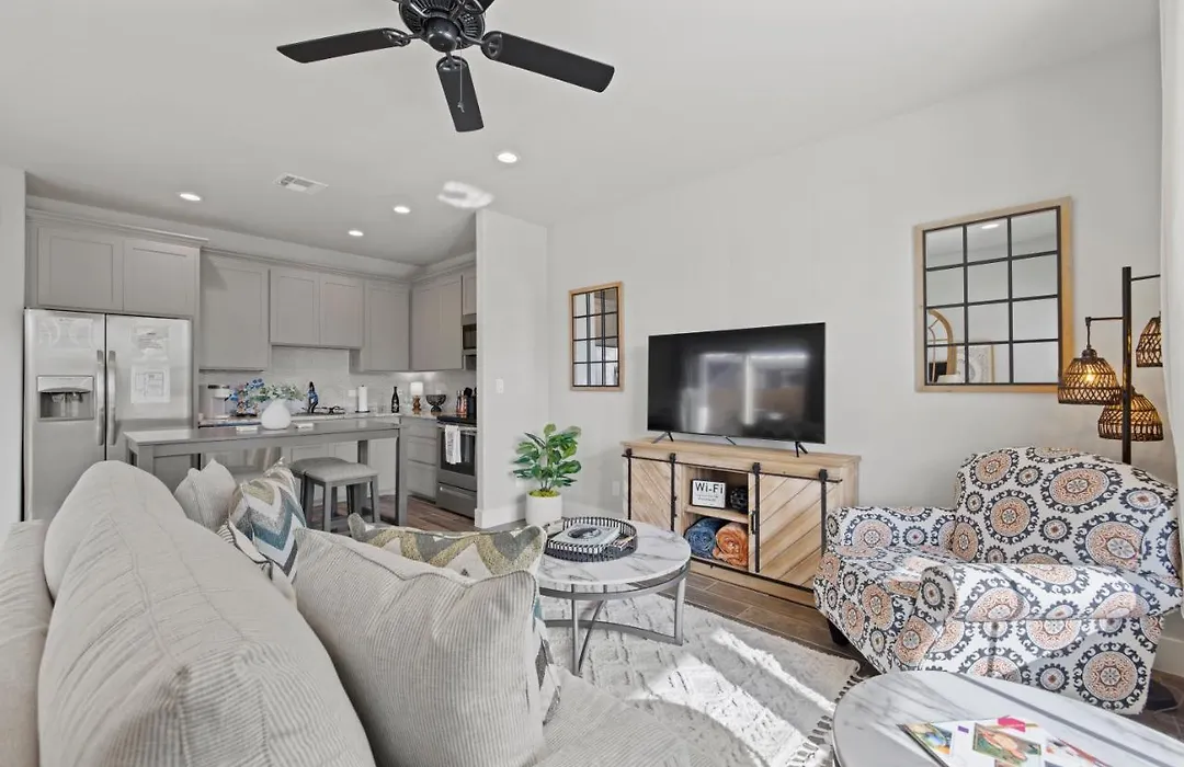 *Brand New Listing* Romantic Getaway Near Main-1