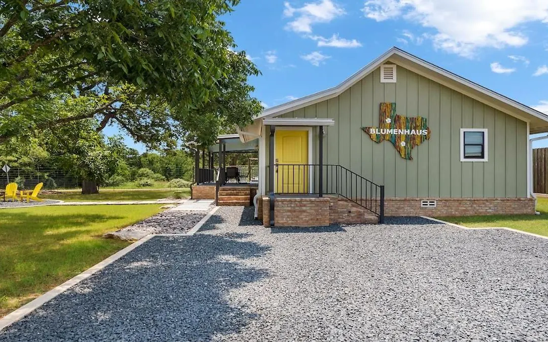 Blumenhaus Sleeps 6 Full Kitchen Plus Hot Tub-1