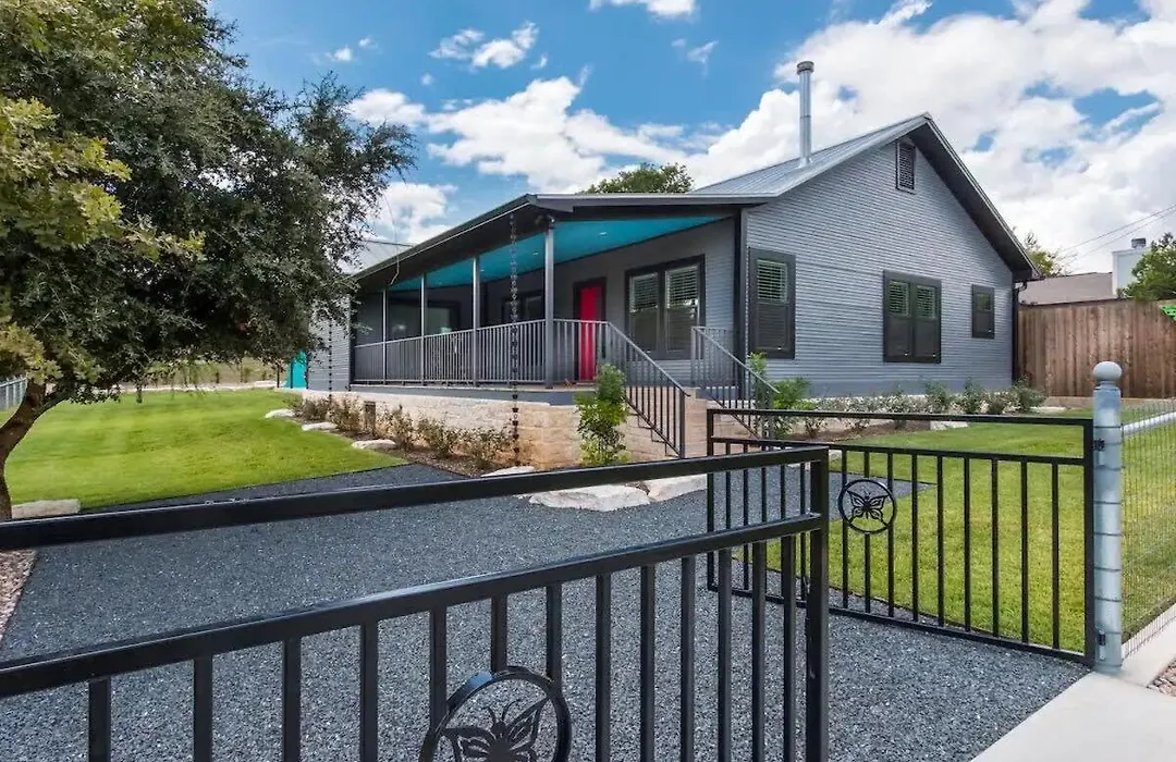Mariposa, Large Home With Hot Tub & Outdoor Space-1