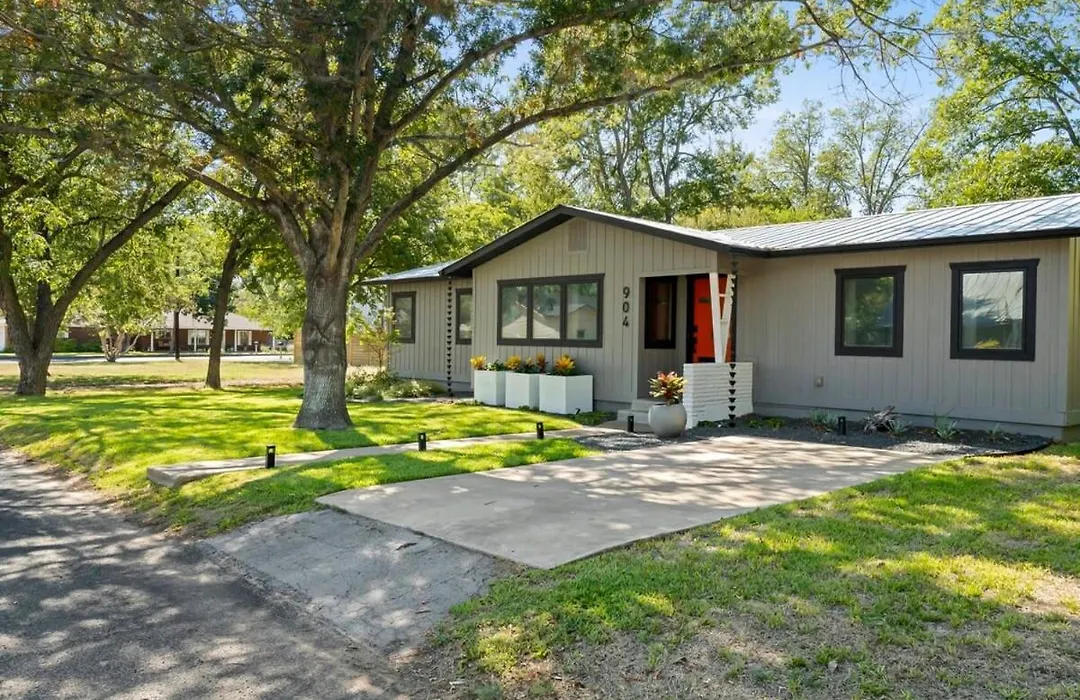 Orange You Glad - 3 Bedroom - Hot Tub - Firepit-1