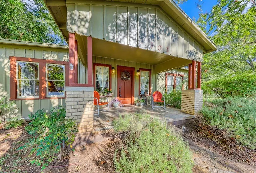 Historic Farmhouse With Lush Covered Patio - Near Wineries & Main St-1