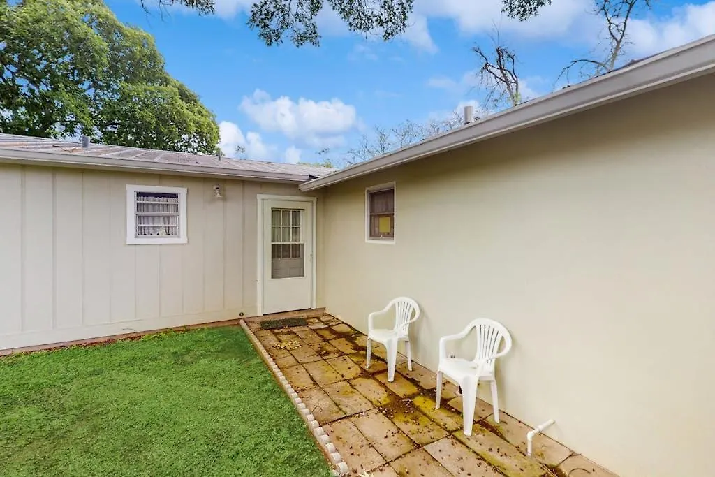 Family-Friendly Home With Large Enclosed Yard, Garden Views, And Near Main St-1