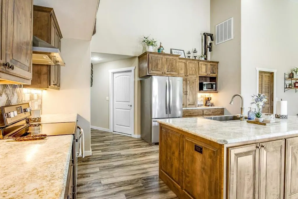 Expansive Getaway Near Downtown With Fast Wifi, Grill-1