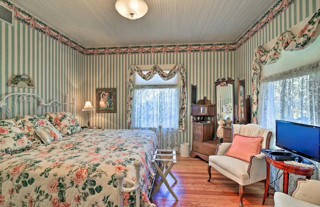 Walk To Main St Action! Spacious Historic Retreat-1