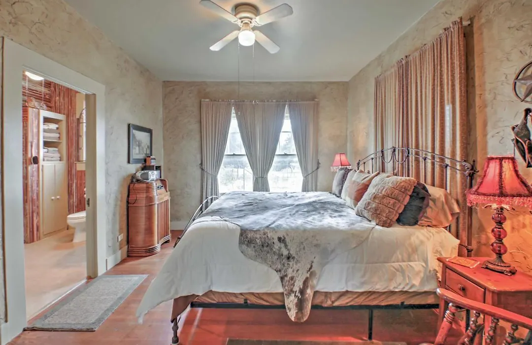 'August Schmidt' Fredericksburg Cottage W/ Hot Tub-1