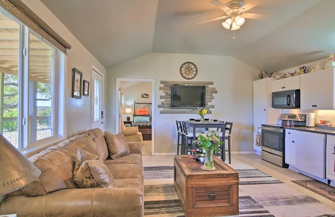 Updated Cabin W/ Fire Pit - 1 Mile From Downtown!-1
