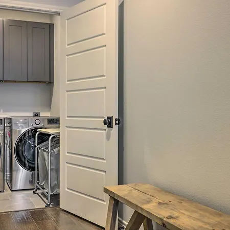 Single-Story Condo < 1 Mile From Downtown!-2