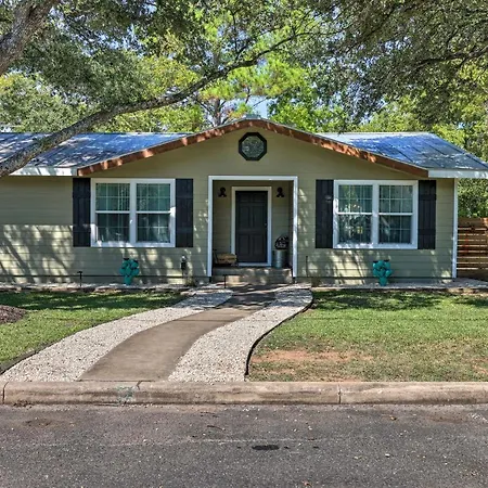 Cozy Retreat W/ Hot Tub & Fire Pit: Close To Main!-2