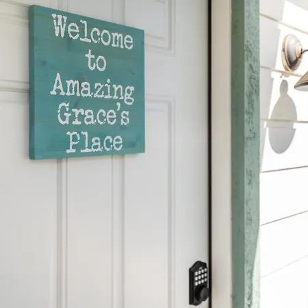 Charming Casita Right On Main St!-3