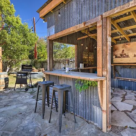 Swim, Relax And Grill! Howdy Haus Near Main Street-2