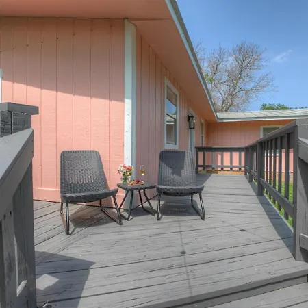 New! Charming Pink Haus 1 Mile To Main St With Firepit!-2