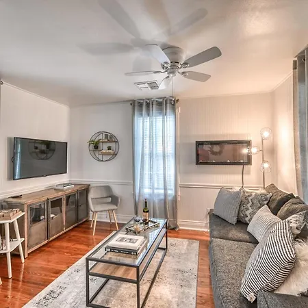New! Charming Cottage Near Main With Patio And Firepit-2