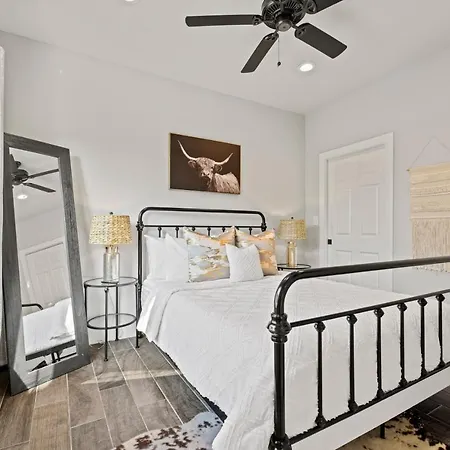 *Brand New Listing* Romantic Getaway Near Main-3