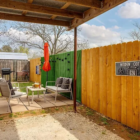 Hidden Cottage Mins To Main St And Sleeps 4-3