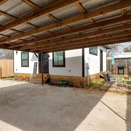 Hidden Cottage Mins To Main St And Sleeps 4-2