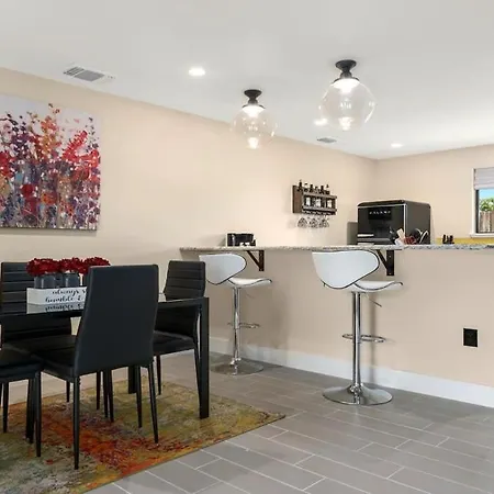 Blumenhaus Sleeps 6 Full Kitchen Plus Hot Tub-3