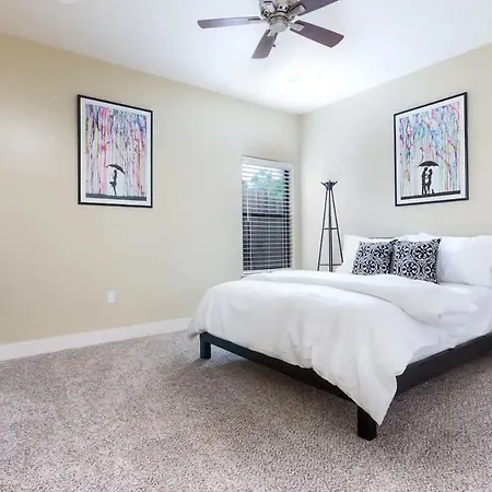 Mariposa, Large Home With Hot Tub & Outdoor Space-2