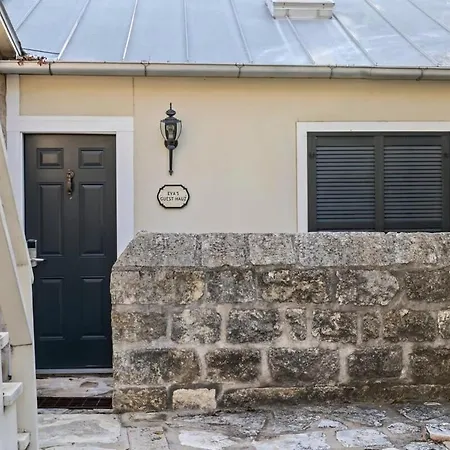 2 Bedroom Haus - 2 Blocks From Main St-3