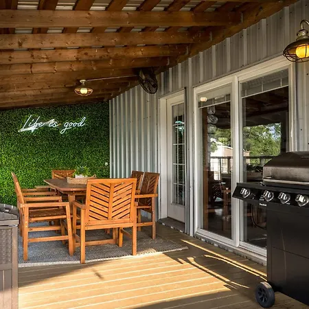 Hollmig Haus - Sleeps 12 With Hot Tub & Beauty Bar-2