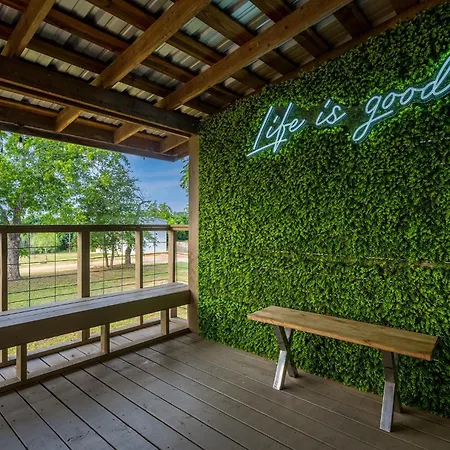 Hollmig Haus - Sleeps 12 With Hot Tub & Beauty Bar-3