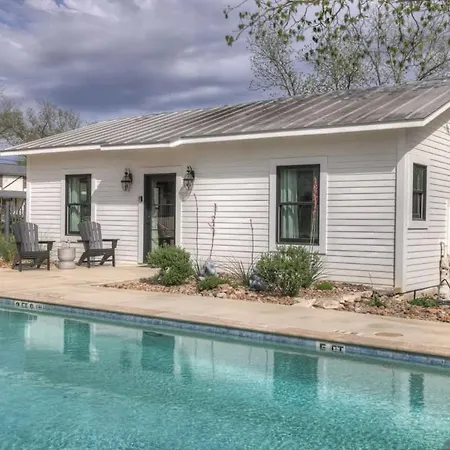 Schubert Inn Cottage - Pool - Walk To Main St-3