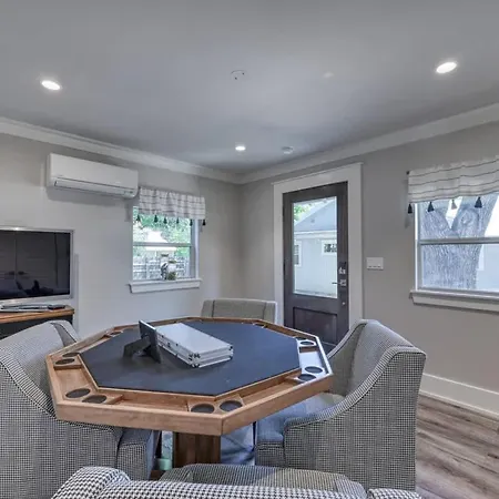 Modern Luxurious Home With Game Room-3