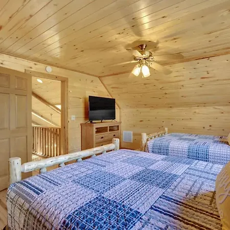 Shady Lane Lodge: Hot-Tub And Game Room Wheelchair Access-3