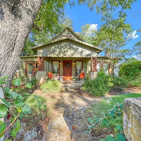 Historic Farmhouse With Lush Covered Patio - Near Wineries & Main St-3