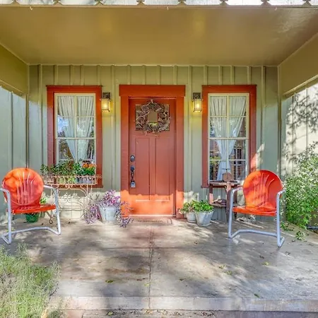 Historic Farmhouse With Lush Covered Patio - Near Wineries & Main St-2