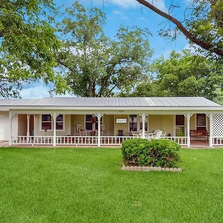 Family-Friendly Home With Large Enclosed Yard, Garden Views, And Near Main St-2