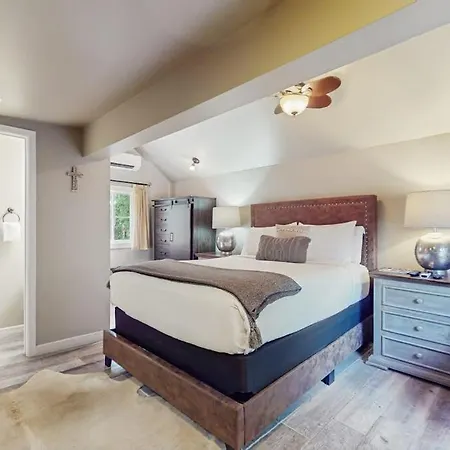 Romantic Cabin With A Patio - Walk To Restaurants, Tasting Rooms & More-3