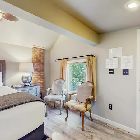 Romantic Cabin With A Patio - Walk To Restaurants, Tasting Rooms & More-2