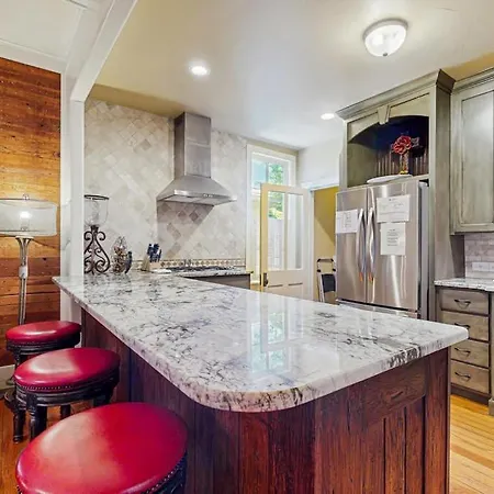 Peaceful Home Right Near Downtown - Walk Everywhere, 2 Dogs Welcome-2