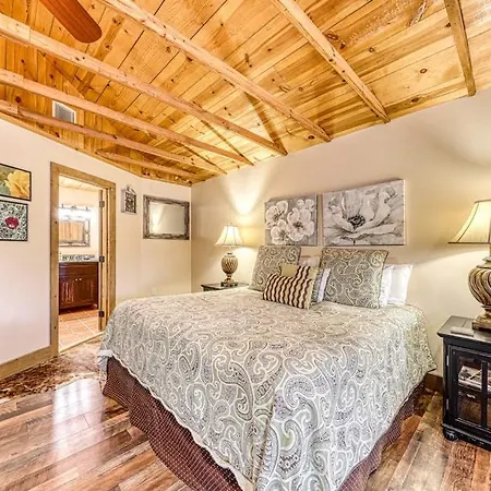 Adorable Studio Cabin With Covered Porch, Near Main Street, 2 Dogs Ok-2