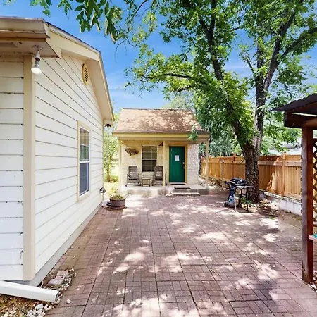 Cozy & Cute Cabin With Fenced Patio, Grill, Ac & Wifi - Walkable Locale-3
