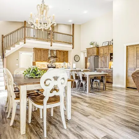 Expansive Getaway Near Downtown With Fast Wifi, Grill-3