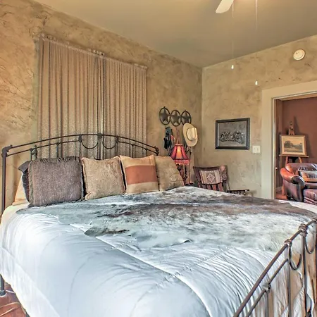 'August Schmidt' Fredericksburg Cottage W/ Hot Tub-2