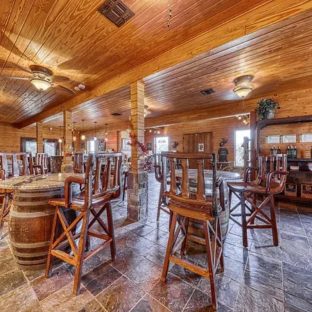 The Peach @ Mendelbaum Winery Guest Cabins-3