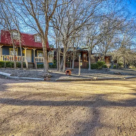 The Pecan @ Mendelbaum Winery Guest Cabins-3