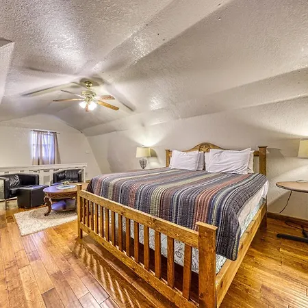 The Almond @ Mendelbaum Winery Guest Cabins-3