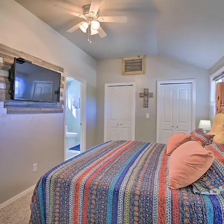 Updated Cabin W/ Fire Pit - 1 Mile From Downtown!-2