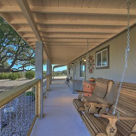 Updated Cabin W/ Fire Pit - 1 Mile From Downtown!-3